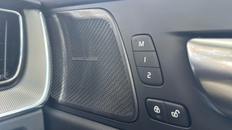 Volvo XC60 2.0 B5P Plus Black Edition 5dr AWD Geartronic Petrol Estate